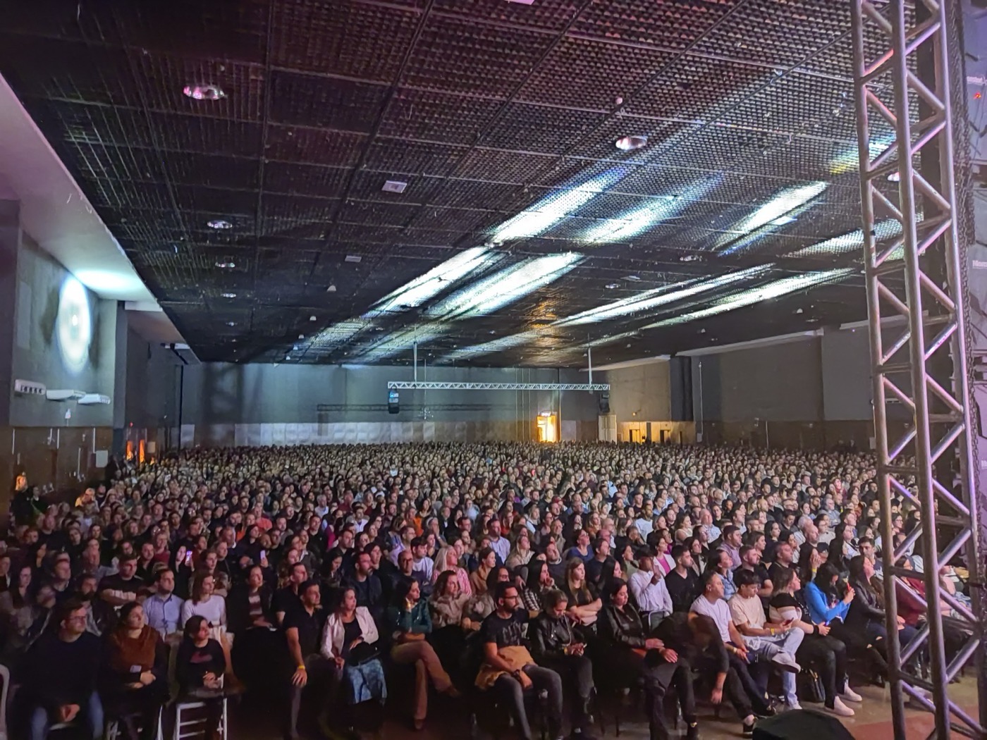 Plateia lotada em congresso na Sala Principal