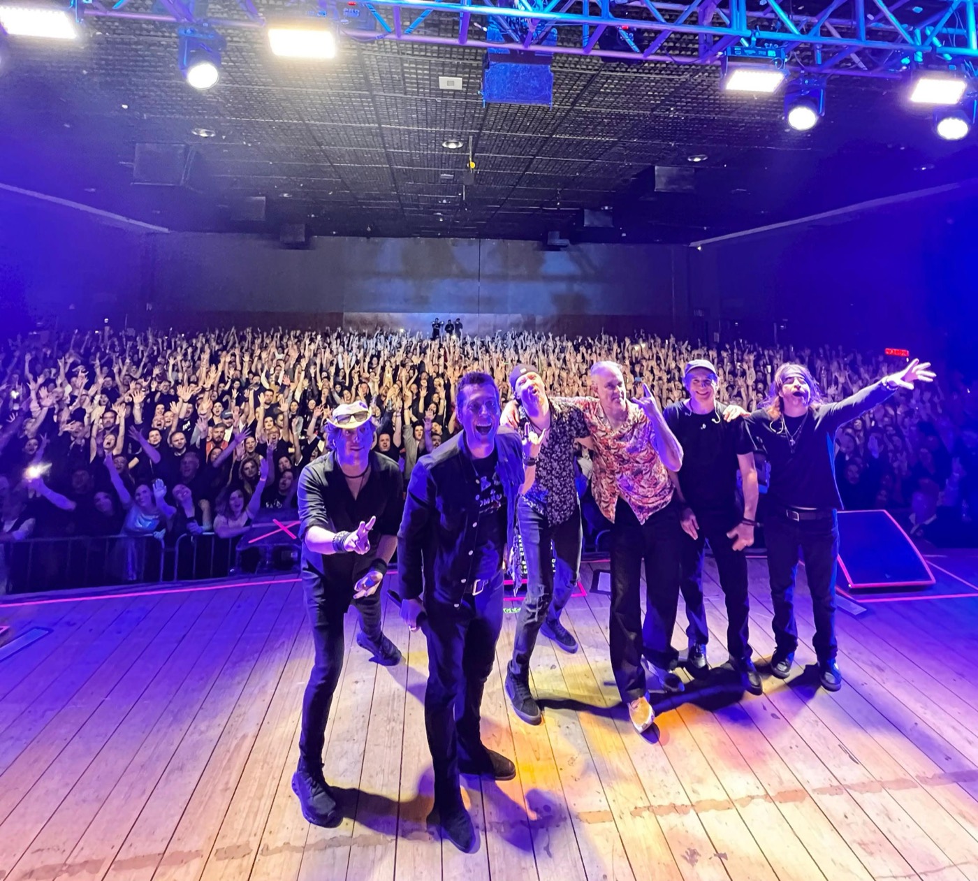 Banda em show nacional lotado no Centroserra